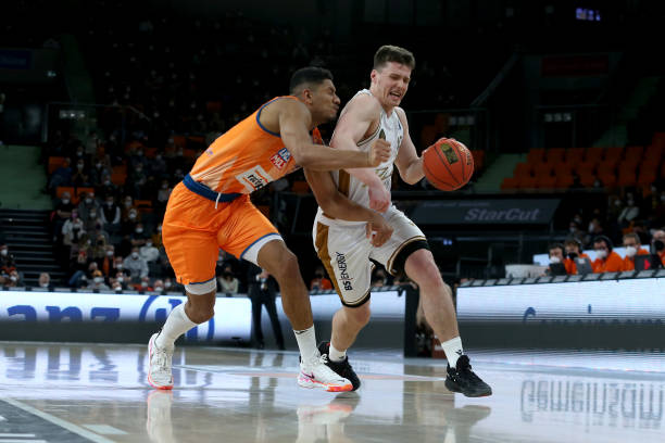 郭艾伦在赴 郭艾伦在赴